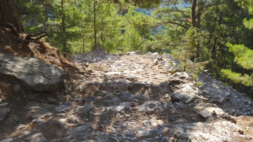Sentier très rocailleux / Rocky Trekking Path