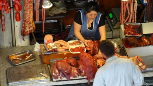 Comptoir de viande en plein air / Meat in an open air counter
