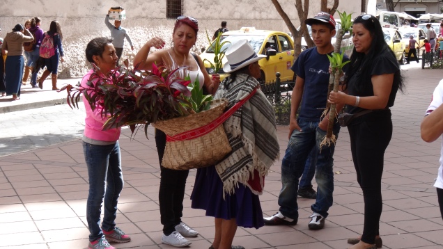 Equatoriennes en tenue traditionnelle / Ecuadorian Women in Traditional Costume