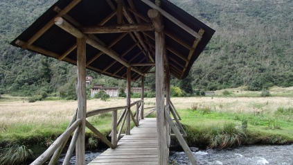 Pont de bois enjambant "El Rio Tomebamba" Wooden Bridge